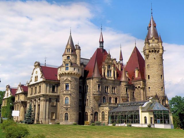 Eastern wing and orangery built at the turn of the 19th and 20th centuries in Neo-Gothic style. By BartoszKamiński CC BY-SA 3.0.