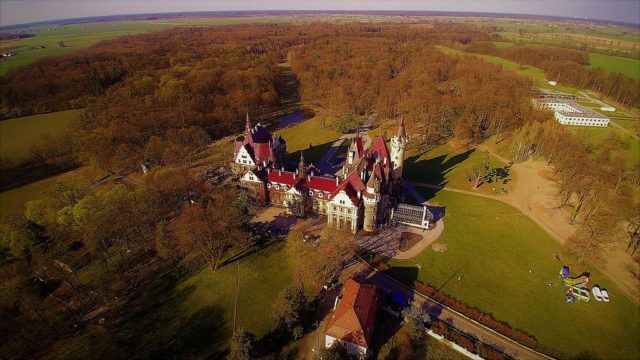 A bird’s-eye-view Moszna Castle. Author: Marcin słyk CC BY-SA 4.0.