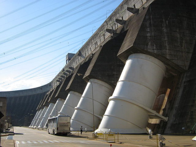 Some of the 20 tubes leading water to the turbines at Itaipú Dam. Author: Wutzofant. CC BY-SA 3.0.