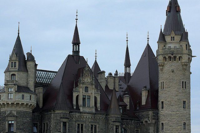 It contains 365 rooms and 99 spires. By PolandMFA / Mariusz Cieszewski – CC BY-ND 2.0.