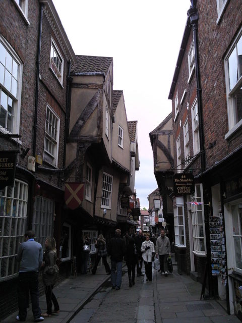 Buildings overhang the street by several feet Author:MuleAthon CC BY-SA 3.0