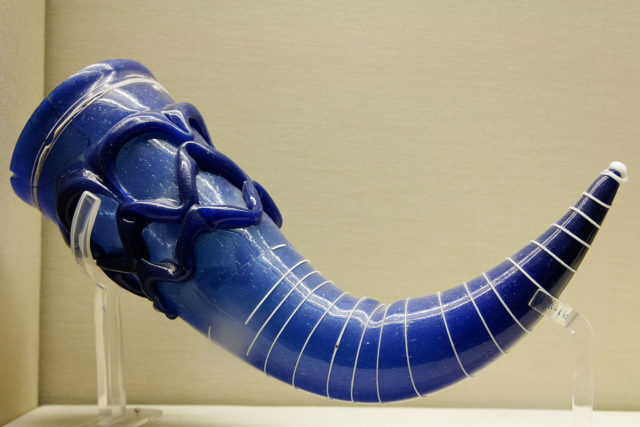 A drinking horn made from glass. Author: Marie-Lan Nguyen. CC BY 2.5
