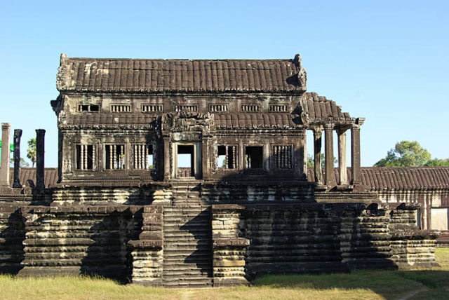 Northern library of Angkor Wat. Photo by Stefan Fussan, CC BY-SA 3.0.