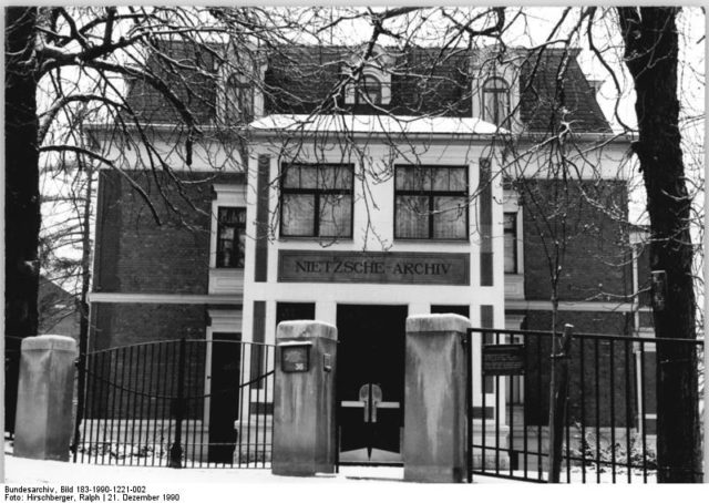 The library of the former Nietzsche Archives in Weimar, Germany, first founded by Elisabeth Förster-Nietzsche in 1894 in Naumburg. Author: Bundesarchiv, Bild 183-1990-1221-002 / CC-BY-SA 3.0.