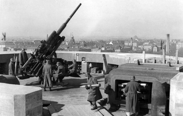 A flak on the Zoo tower. Bundesarchiv, Bild 183-H27779 / CC-BY-SA 3.0