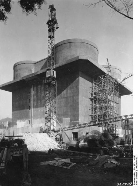 Flak tower during construction (1942). Bundesarchiv, Bild 183-J16840 / CC-BY-SA 3.0