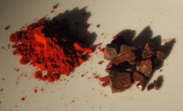 Dragon’s blood, powdered pigment or apothecary’s grade and roughly crushed incense. Author: Andy Dingley CC BY-SA 3.0
