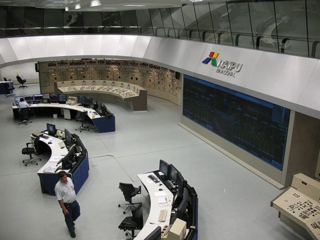 Central Control Room (CCR) at Itaipu Power Plant. Author: Anagoria. CC BY 3.0.