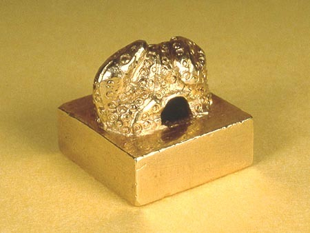 Snake knob of the King of Na gold seal, the item being not more than 0.9 × 0.9 × 0.9 in.