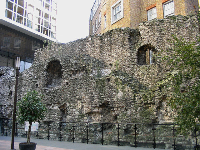 A surviving fragment of the London Wall behind Tower Hill Station (2005). Author: John Winfield. CC BY-SA 2.0
