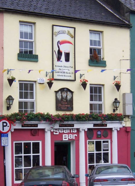 Sean’s Bar, Athlone. Author: Chris55. CC BY-SA 3.0