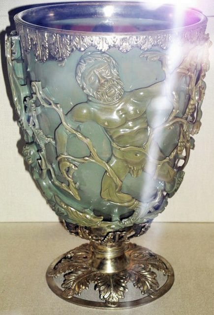 The cup in green color lit from the front side. Author: Johnbod. CC BY-SA 3.0