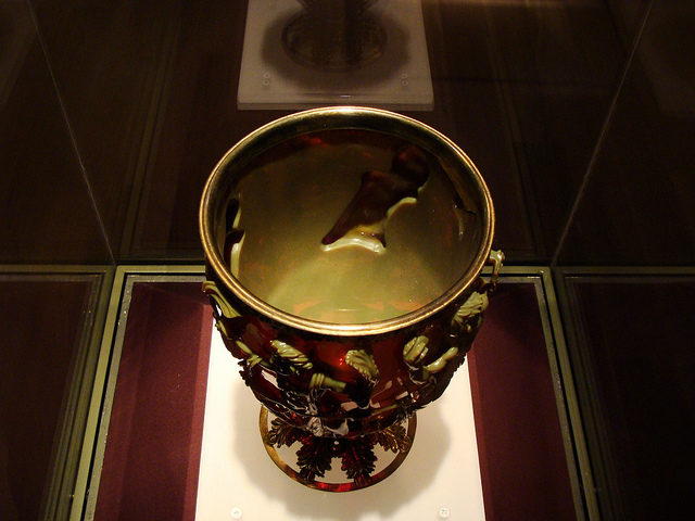 This Roman cage cup is also known as diatretum. Author: Lucas. CC BY 2.0