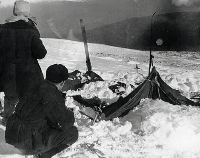 A view of the tent as the rescuers found it on February 26th, 1959: the tent had been cut open from inside, and most of the skiers had fled in socks or barefoot