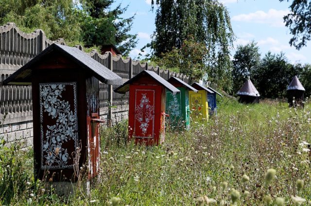 Beehives with floral ornaments in Zalipie. Author: Jakub Hałun. CC BY-SA 4.0