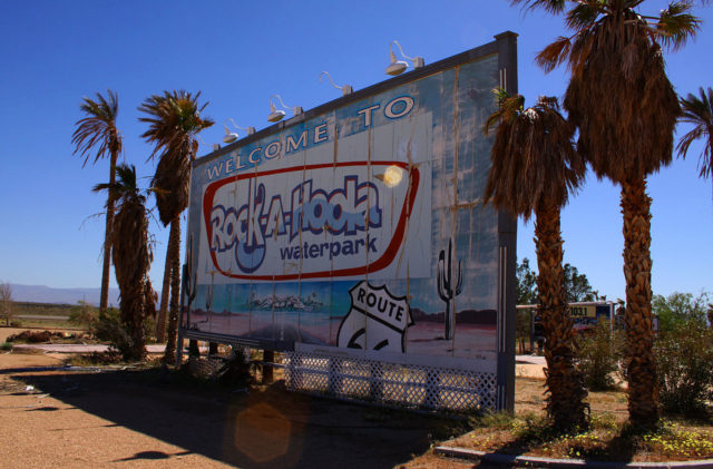 The Rock-a-Hoola sign that greeted visitors into the park, April 2011. Author: Dzealand CC BY-SA 4.0