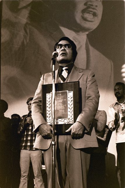 Jim Jones, leader of the Peoples Temple, receives a Martin Luther King, Jr. Humanitarian Award from Glide Memorial Church, San Francisco January 1977. Author: Nancy Wong CC BY-SA 3.0