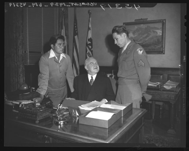 Ira Hayes (left) with Los Angeles mayor Fletcher Bowron (1947)