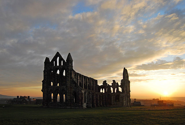 Whitby Abbey above the town of Whitby/ Author: Ackers72 – CC BY-SA 3.0