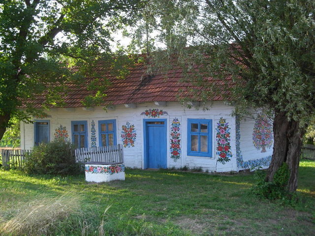 Painted cottage in Zalipie. Author: User:Piotrus. CC BY-SA 3.0