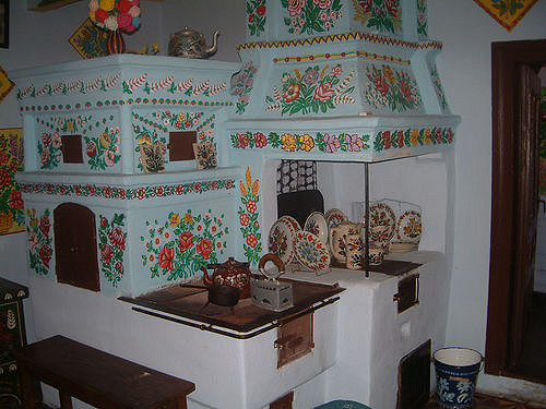 The painted stove in Felicja’s house. Author: Paul Brannan. CC BY 2.0