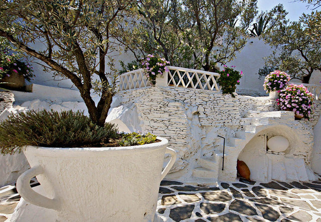 One of the terraces with a tea cup flower pot in front. Author: Ferran Pestaña. CC BY-SA 2.0