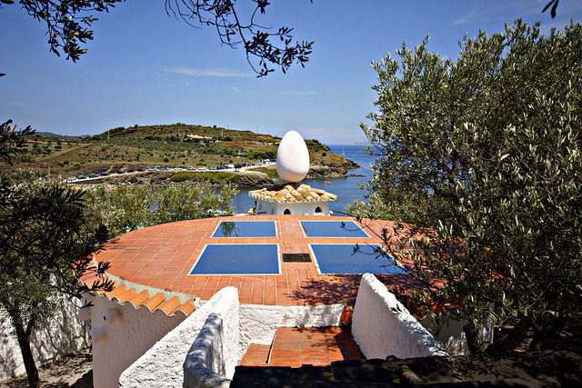 The big white egg sculpture in front of the house. Author: Ferran Pestaña. CC BY-SA 2.0