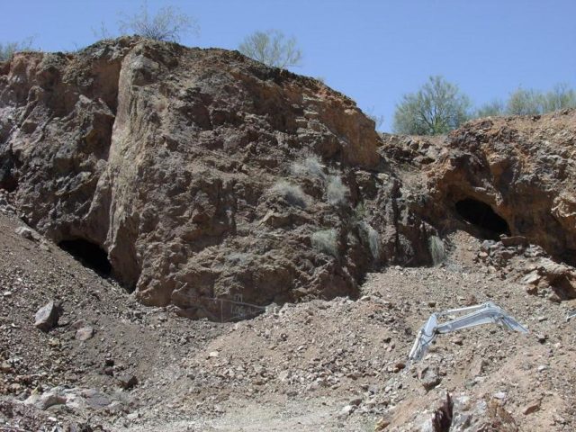 Vulture Mine and Vulture Mountain and caves. Author: Tony the MarineCC BY-SA 3.0