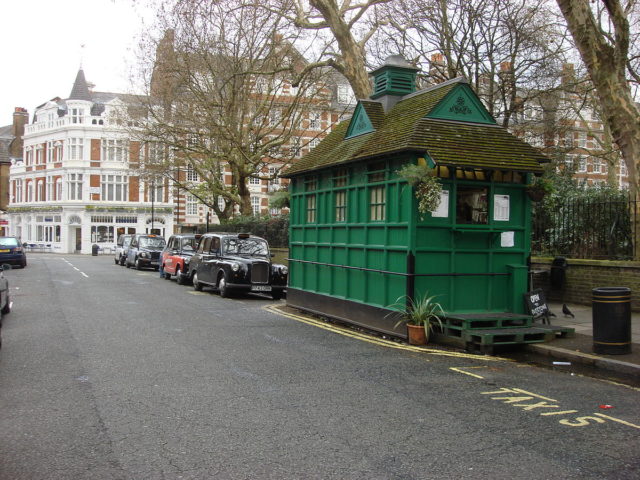 Cabmen's Shelter, Wellington Place. One of Thirteen Cabmen's Shelters in London run by the Cabmen's Shelter Fund. Author: oyxman. CC BY 2.5
