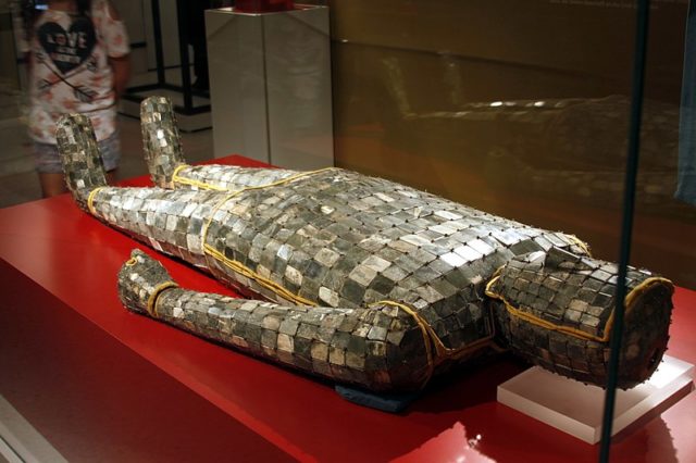Jade burial suit of the Chu family (Western Han dynasty) – China und Ägypten exhibition in the Neues Museum – Berlin – Germany Author: Jose Luiz CC BY-SA4.0