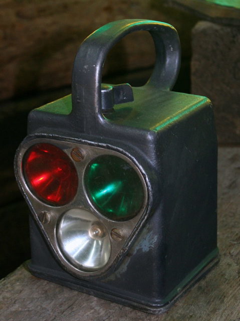 A hand-held railway signal lamp. Author: Oyoyoy CC BY-SA 3.0