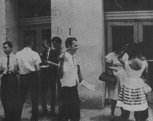 Oswald passing out “Fair Play for Cuba” leaflets in New Orleans, August 16, 1963