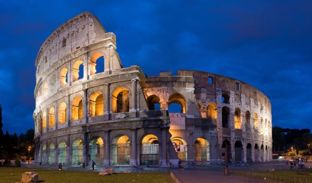 A 4×4 segment panorama of the Coliseum at dusk. Author: Diliff CC BY-SA 2.5