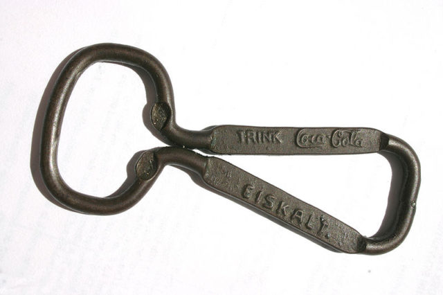 Old German Coca-Cola bottle opener. Author: Nino Barbieri CC BY-SA 2.5