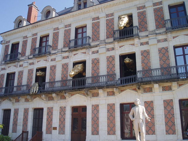 This is the public “dragons” display at Jean Eugène Robert-Houdin’s house in Blois, which has been turned into a museum. Author: Carcharoth CC BY-SA 3.0