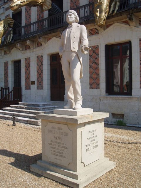 Statue in front of Robert-Houdin’s home in Blois. Author: Carcharoth CC BY-SA 3.0