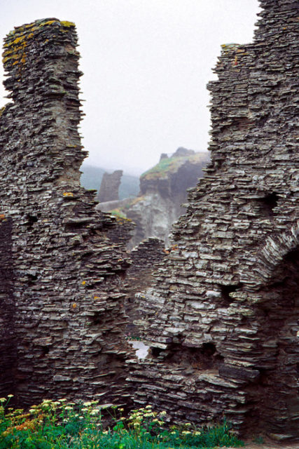 Ruins of the Norman castle at Tintagel, 2005. Photo by Wigulf~commonswiki CC BY 2.5
