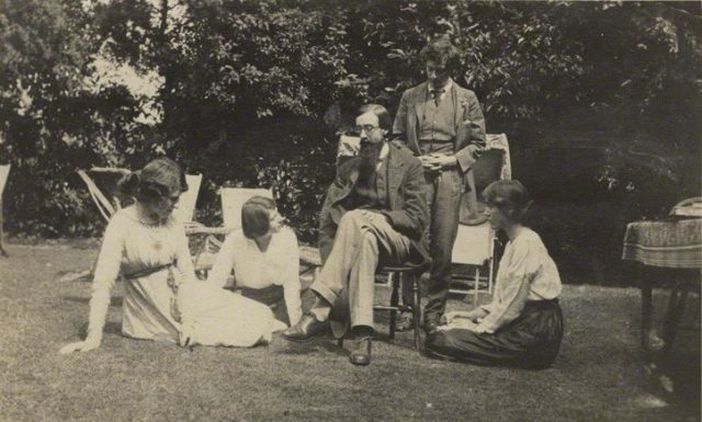 Bloomsbury Group members. Left to right: Lady Ottoline Morrell, Maria Nys, Lytton Strachey, Duncan Grant, and Vanessa Bell.