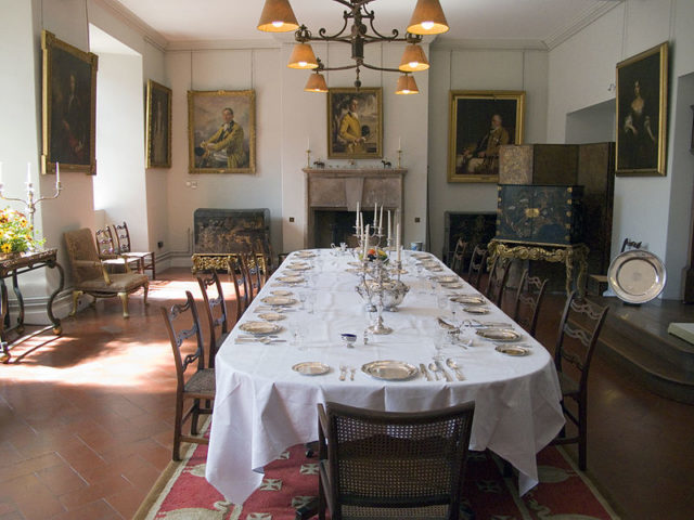 Berkeley Castle’s dining room. Author: Fiducial. CC BY-SA 3.0