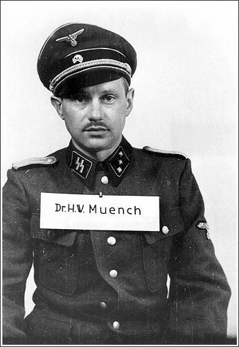 SS-Untersturmführer Hans Wilhelm Münch or Muench (1911 – c. 2001) in detention. During Operation Reinhard in World War II he served on the staff of the Auschwitz concentration camp. He was the only person acquitted of war crimes at the 1947 Auschwitz trials in Kraków. Author Auschwitz trials. License: Fair Use