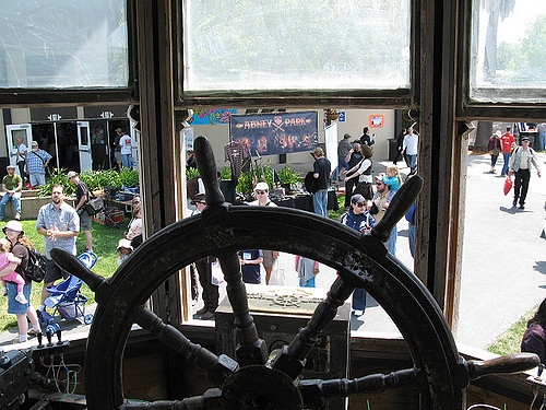 The wooden ship’s wheel. Author: Peter Kaminski. CC BY 2.0