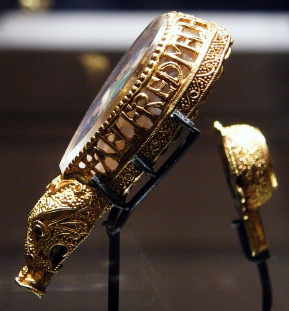 The Alfred Jewel on display in the Ashmolean Museum, Oxford, next to the Minster Lovell Jewel. Author: Richard M Buck CC BY-SA 3.0