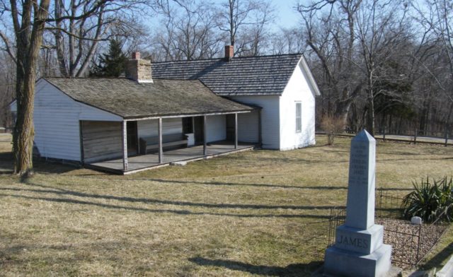 James’ farm in Kearney, Missouri. Author: Americasroof CC BY-SA 3.0