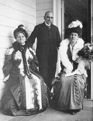 From left to right are: Hetty Green with her son-in-law Matthew Astor Wilks and her daughter Sylvia Green Wilks on their wedding day in Morristown, New Jersey on February 23, 1909
