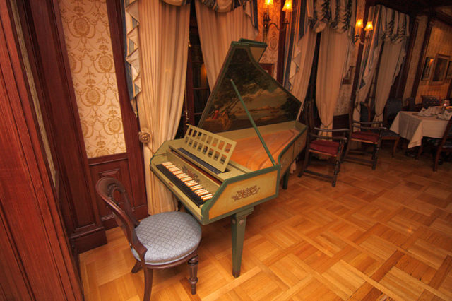 The harpsichord in Club 33 Author: Sam Howzit CC BY2.0