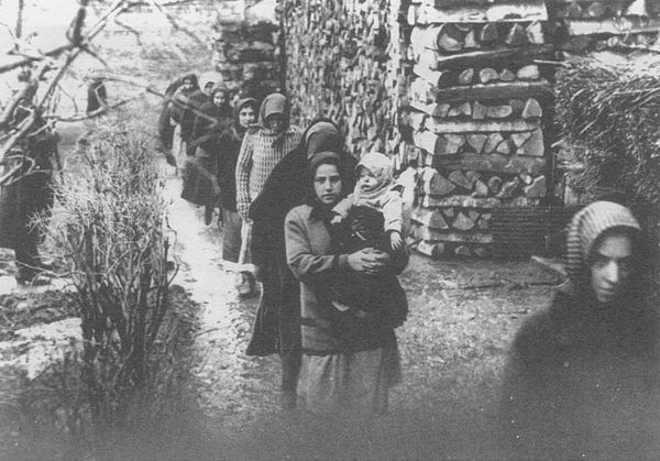 Defendants in the arsenic poisoning case of the Tiszazug area: Women walking in the Szolnok prison yard