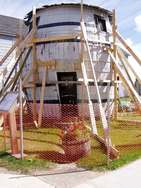 Pickle Barrel House in Grand Marais, Michigan, under repair in 2004. Author: otisourcat CC BY-SA 2.0