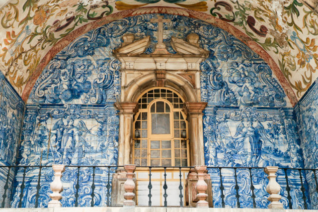 Azulejos vault in Óbidos, Portugal. Author: Tiago Lima CC BY 2.0