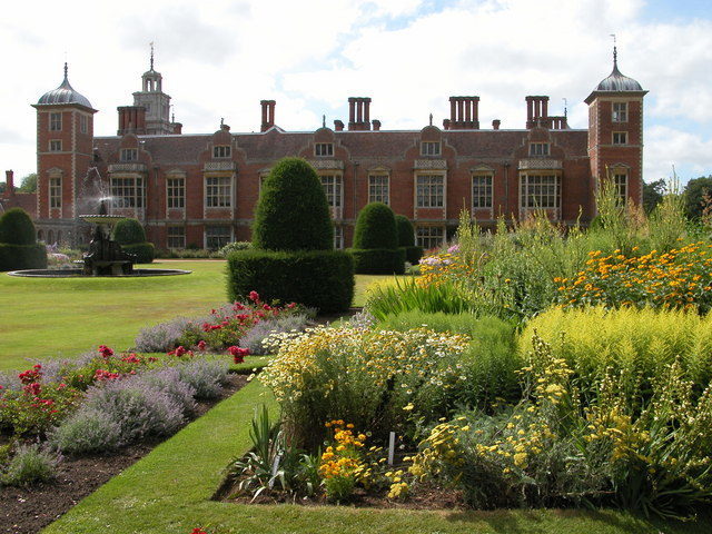 Norah Lindsay’s replanting of the parterre garden. Author: Philip Halling. CC BY-SA 2.0