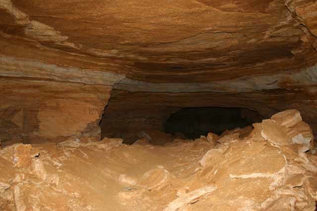 Dark underground chamber. Author: Полищук Денис Анатольевич CC BY 2.5